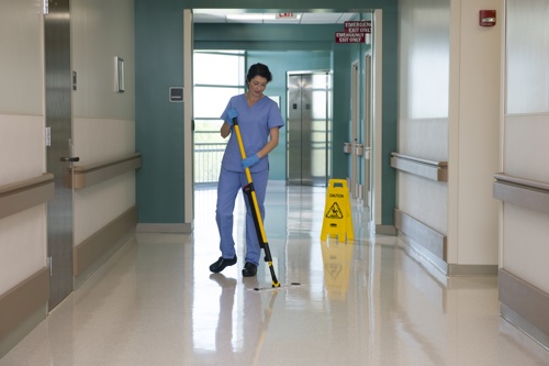 Nurse cleaning a spill in hospital hallway with a Rubbermaid Pulse Mop with Disposable Microfibre Mop Pad